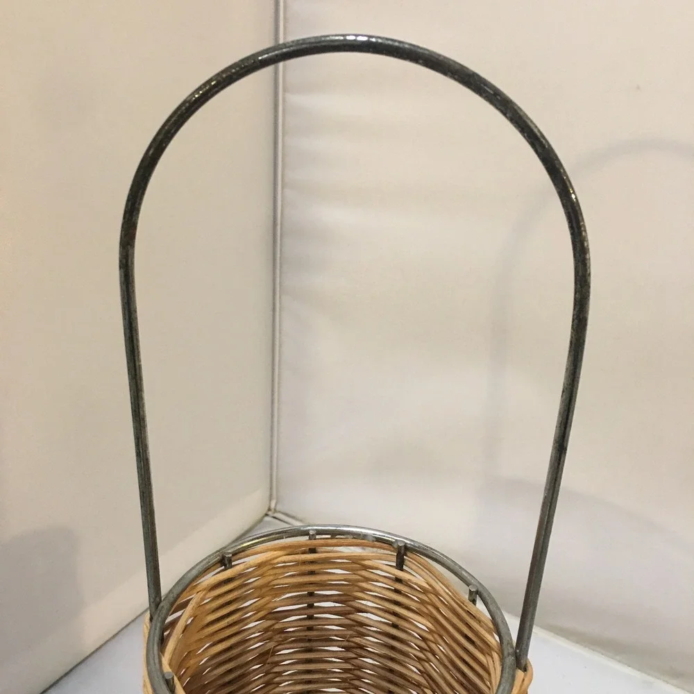 Woven Wicker Wine Bottle Holder Tan Metal Frame Arched Handle Utensil Rustic